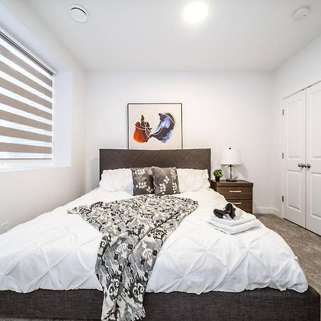 *New* Modern Suite King Bed! Netflix! Sleeps 4! Edmonton Zewnętrze zdjęcie