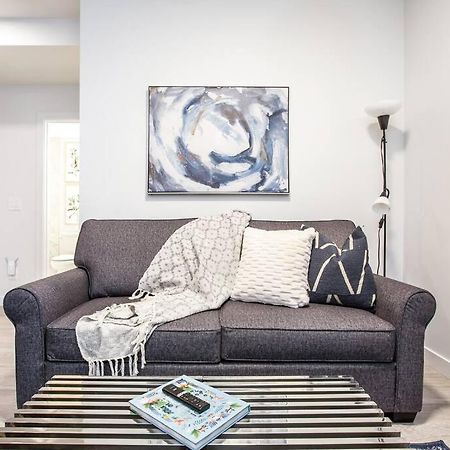*New* Modern Suite King Bed! Netflix! Sleeps 4! Edmonton Zewnętrze zdjęcie