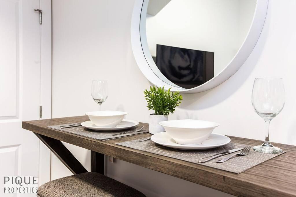 *New* Modern Suite King Bed! Netflix! Sleeps 4! Edmonton Zewnętrze zdjęcie