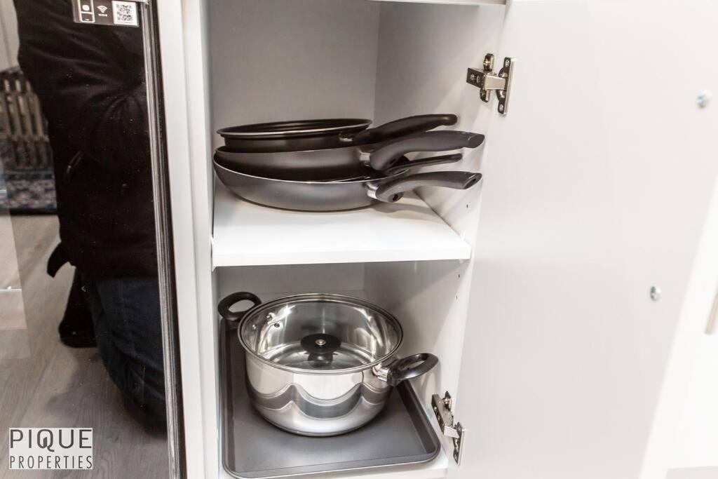 *New* Modern Suite King Bed! Netflix! Sleeps 4! Edmonton Zewnętrze zdjęcie