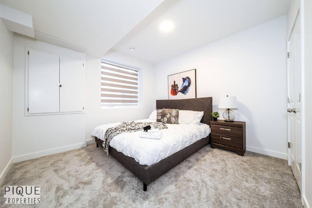 *New* Modern Suite King Bed! Netflix! Sleeps 4! Edmonton Zewnętrze zdjęcie
