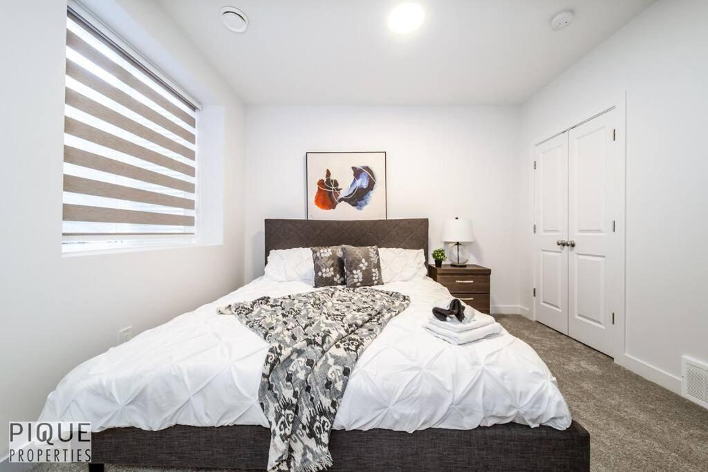 *New* Modern Suite King Bed! Netflix! Sleeps 4! Edmonton Zewnętrze zdjęcie