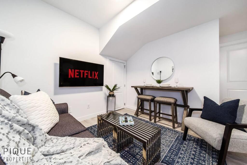 *New* Modern Suite King Bed! Netflix! Sleeps 4! Edmonton Zewnętrze zdjęcie