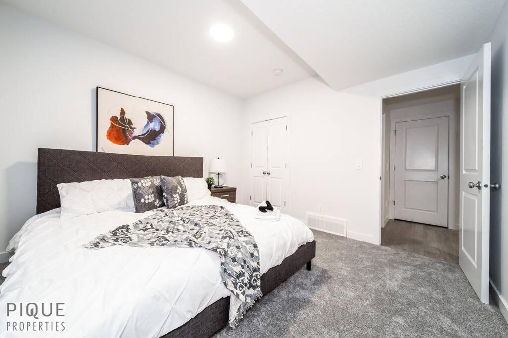 *New* Modern Suite King Bed! Netflix! Sleeps 4! Edmonton Zewnętrze zdjęcie