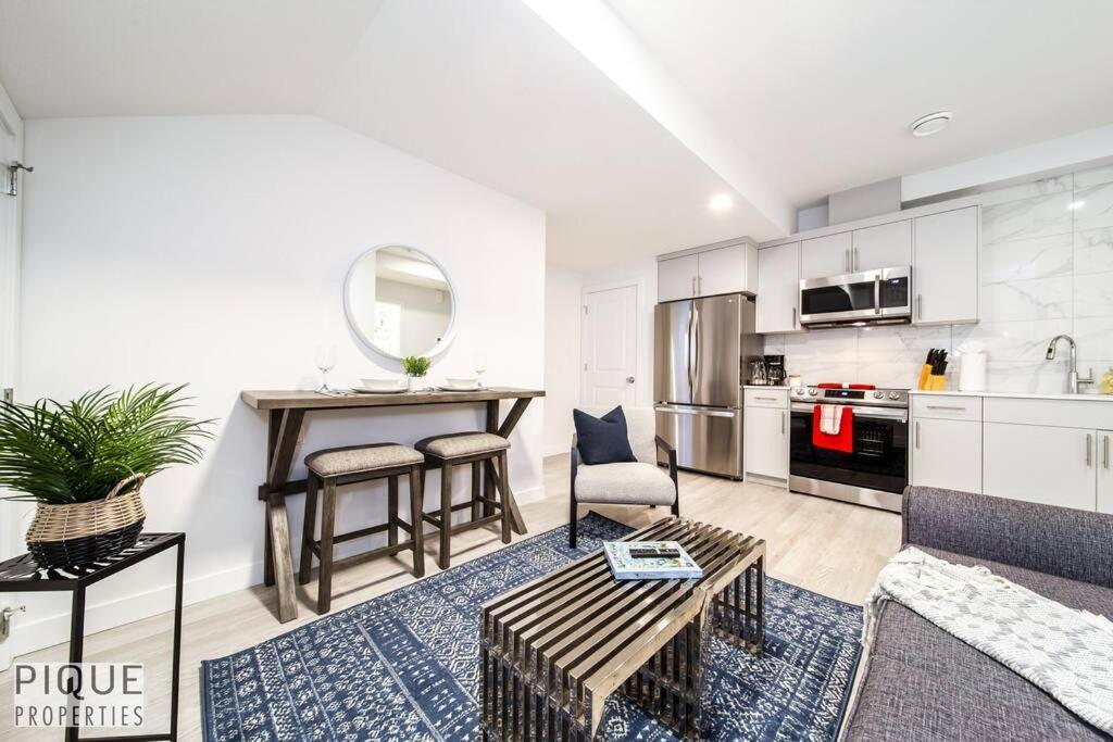 *New* Modern Suite King Bed! Netflix! Sleeps 4! Edmonton Zewnętrze zdjęcie