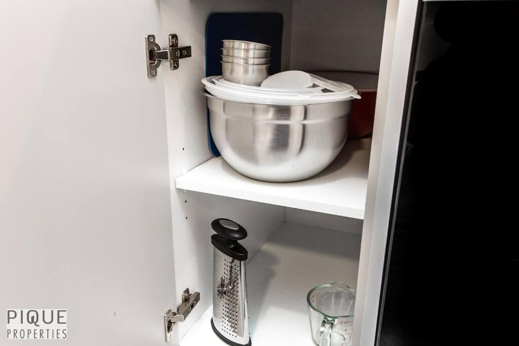 *New* Modern Suite King Bed! Netflix! Sleeps 4! Edmonton Zewnętrze zdjęcie