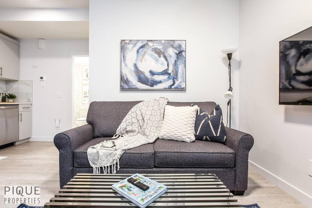 *New* Modern Suite King Bed! Netflix! Sleeps 4! Edmonton Zewnętrze zdjęcie