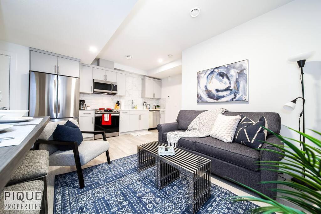 *New* Modern Suite King Bed! Netflix! Sleeps 4! Edmonton Zewnętrze zdjęcie