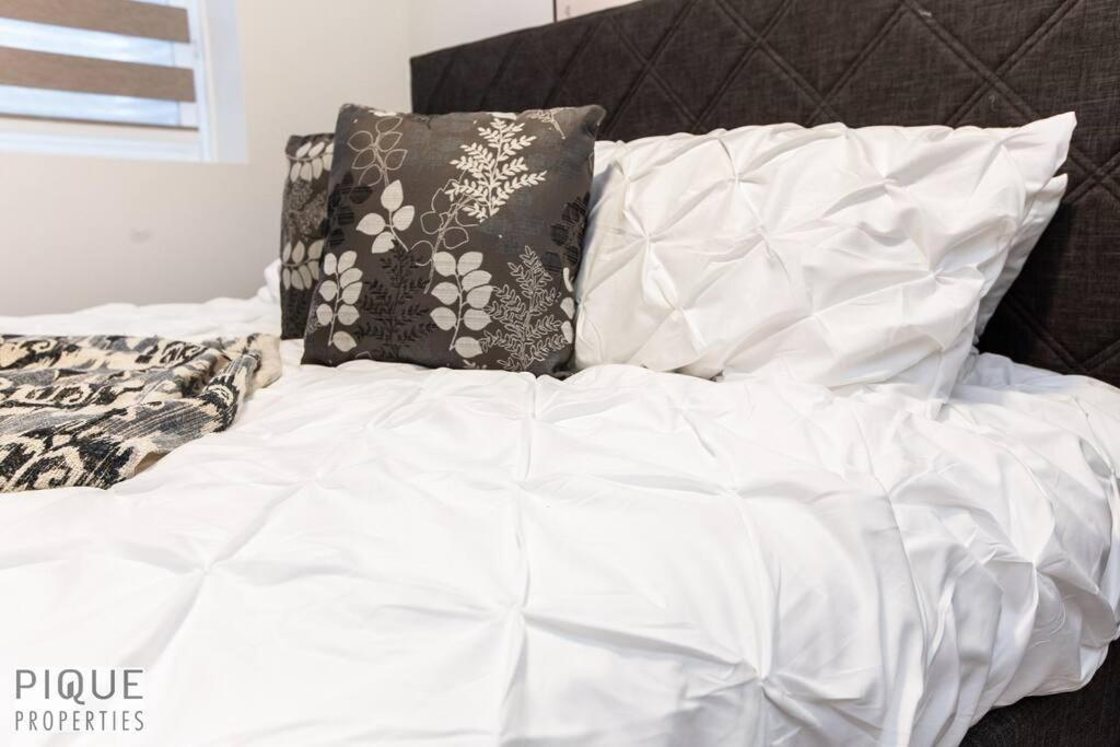 *New* Modern Suite King Bed! Netflix! Sleeps 4! Edmonton Zewnętrze zdjęcie
