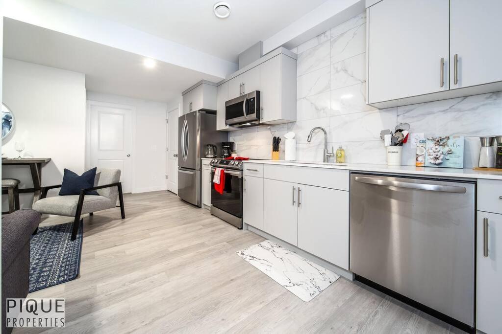 *New* Modern Suite King Bed! Netflix! Sleeps 4! Edmonton Zewnętrze zdjęcie