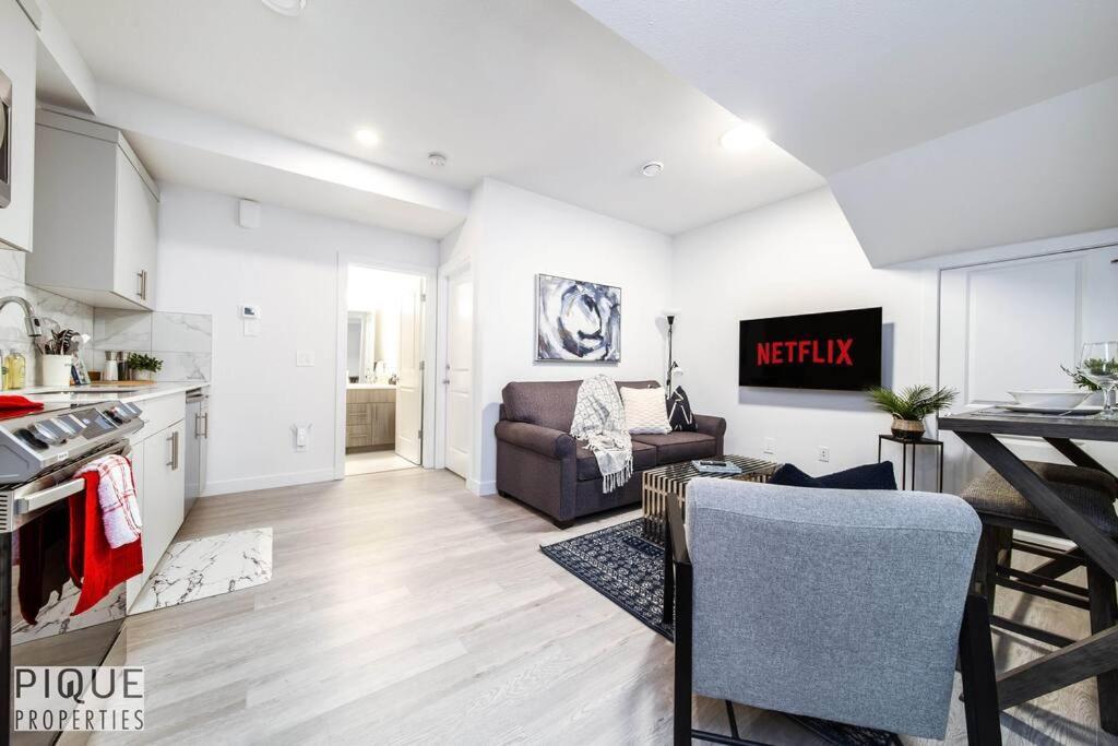 *New* Modern Suite King Bed! Netflix! Sleeps 4! Edmonton Zewnętrze zdjęcie