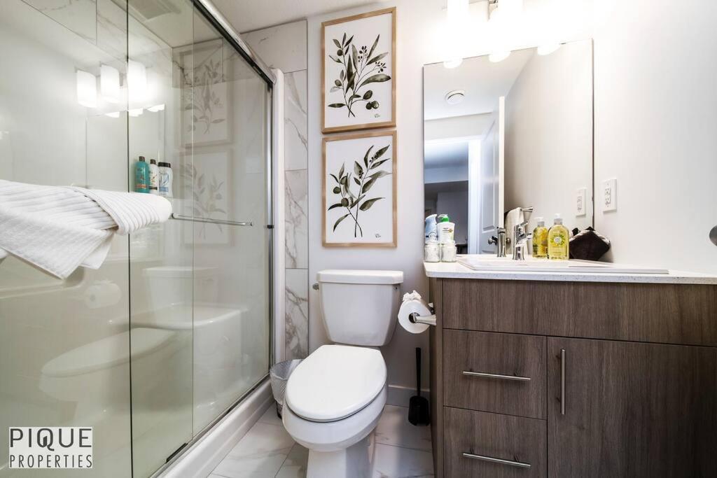*New* Modern Suite King Bed! Netflix! Sleeps 4! Edmonton Zewnętrze zdjęcie