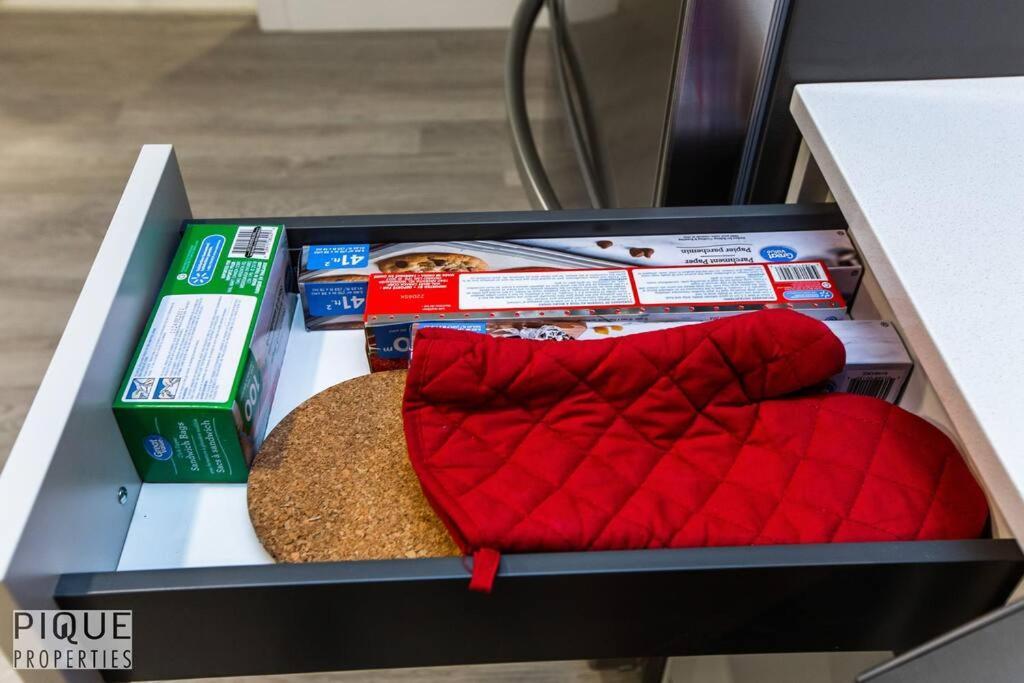 *New* Modern Suite King Bed! Netflix! Sleeps 4! Edmonton Zewnętrze zdjęcie