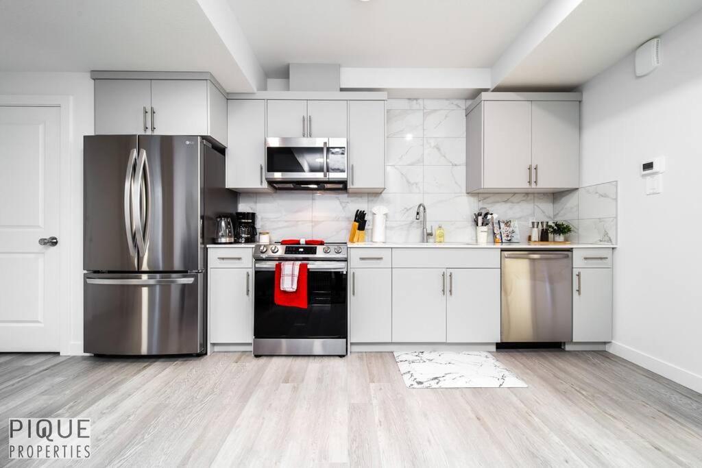 *New* Modern Suite King Bed! Netflix! Sleeps 4! Edmonton Zewnętrze zdjęcie