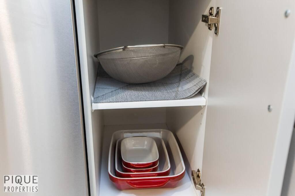*New* Modern Suite King Bed! Netflix! Sleeps 4! Edmonton Zewnętrze zdjęcie
